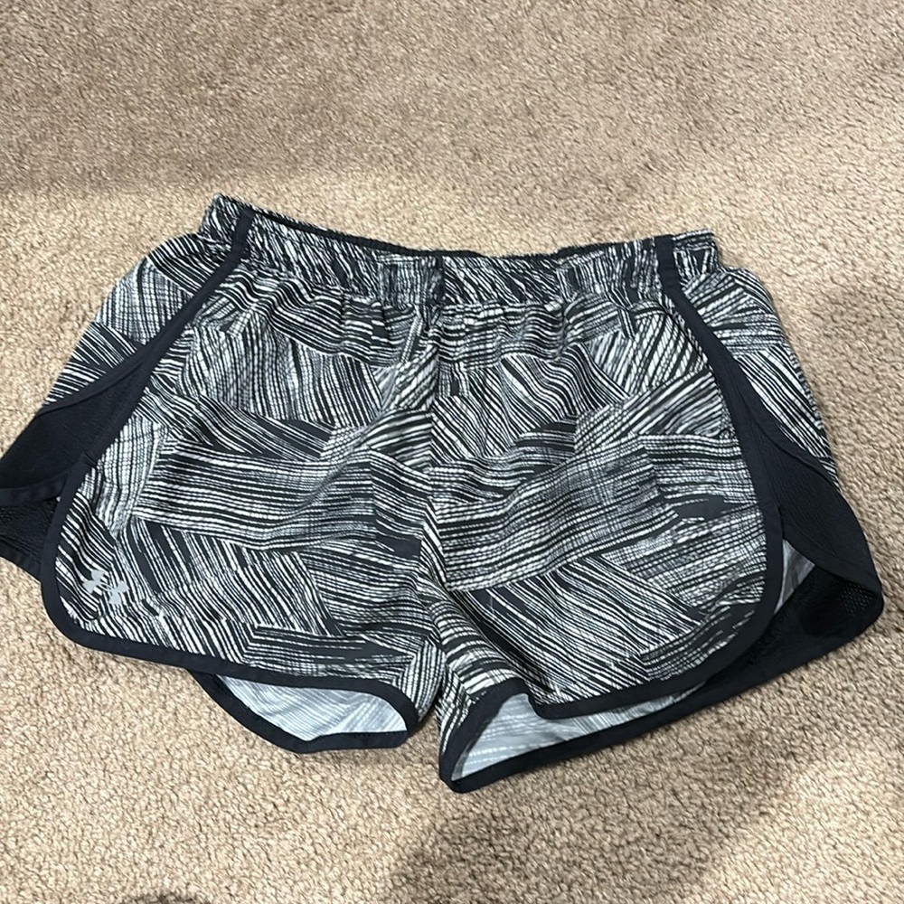 Under Armour black and white shorts size extra small